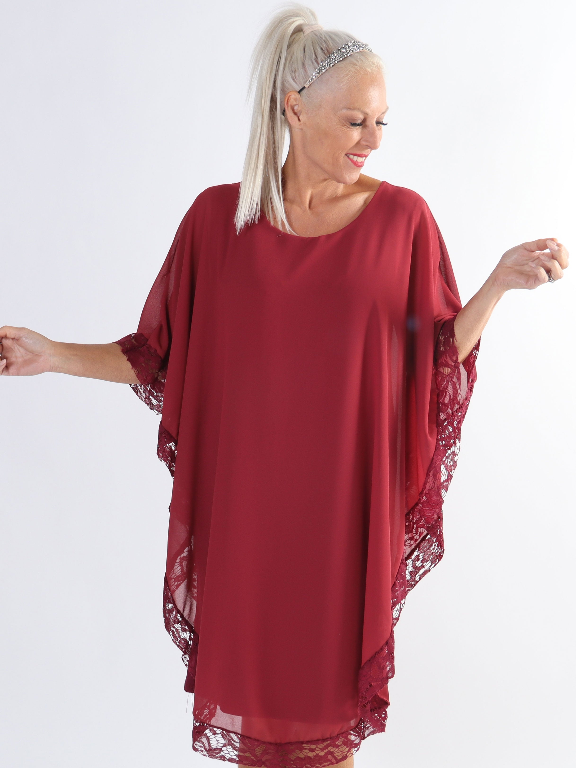 Kenya Edge - Plus size tunikaklänning med chiffonglager och spetskant